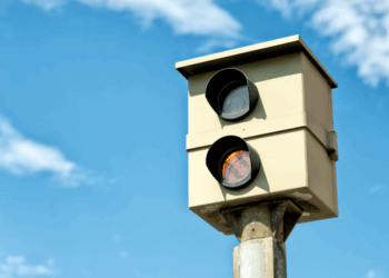 De eerste ‘focusflitser’ staat en is elke automobilist te slim af: hoge boetes voor wie belt achter het stuur