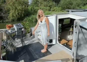 Deze moeder kreeg geen hypotheek, dus bouwde ze zélf haar droomhuis op het water – en het interieur is adembenemend