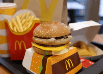 Dit bizarre bedrag betaal je nu voor een Big Mac-menu op het vliegveld: “Absurd!”