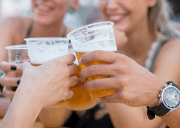 Festivals dit jaar duurder dan ooit: dit bizarre bedrag betaal je nu voor een biertje