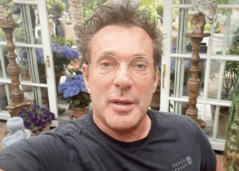 Gerard Joling haalt uit na felle kritiek op zijn nieuwe uiterlijk