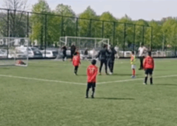 Bizar! Vader slaat scheidsrechter knock-out tijdens jeugdwedstrijd waar alle kids bij staan