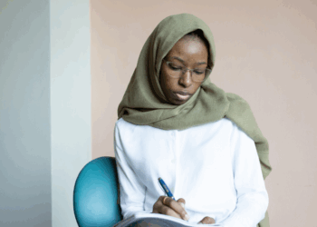 Khadija (28): “Het is voor mij onmogelijk om een baan te vinden, ze kijken alleen maar naar mijn achternaam”