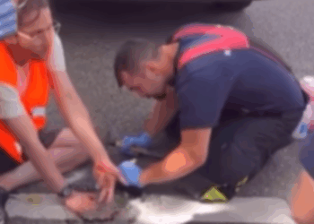 Oeps! Klimaatactivisten hebben spijt als hun handen écht vastzitten in cement