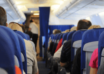 Let op! sta je te vroeg op in het vliegtuig? Dit kost je straks een boete!