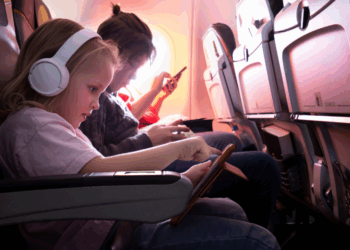 Marlies (44) vindt dat jonge kinderen niet in een vliegtuig horen: “Het zou verboden moeten worden”