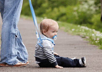 Moeder doet haar dochter een tuigje met riem om: “Mensen blaffen naar haar”