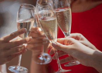 Onderzoek wijst uit: Champagne drinken kan risico op hartstilstand verlagen