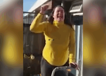 Bizarre beelden: vrouw kan de bbq-lucht van de buren niet meer aan en gaat compleet los