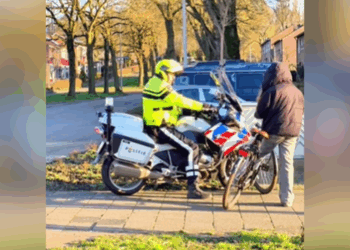Ophef na politievideo: “Wat bezielt hem om zó te doen tegen haar?”