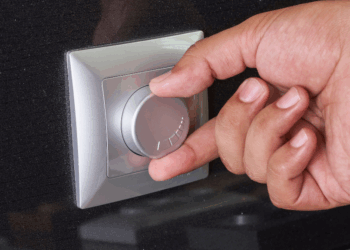 Overheid slaat alarm: “Beperk stroomgebruik tussen 16:00-21:00!”