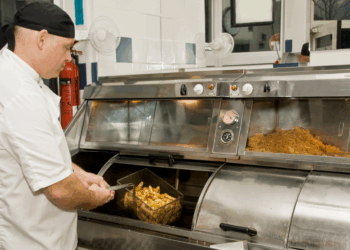 Steeds meer snackbars moeten noodgedwongen stoppen: “Leg maar eens uit dat je meer dan een euro moeten vragen voor beetje mayo”