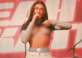 VIDEO: Deze dame laat tijdens een optreden letterlijk zien wat ze in huis heeft