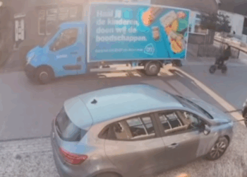 VIDEO: Jongen op fatbike kijkt niet uit en knalt met volle vaart tegen AH-busje