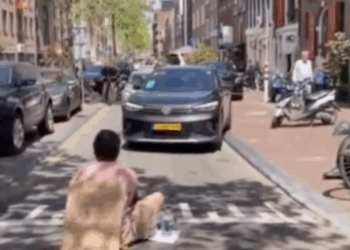 VIDEO: Man besluit klimaatactivist die voor zijn auto ligt eigenhandig aan te pakken!