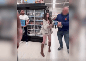 Veganisten blokkeren de vlees schappen in de supermarkt… tot deze klant er genoeg van heeft