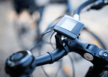 Waarschuwing! Dit is waarom je nooit met je elektrische fiets van de stoep af moet fietsen