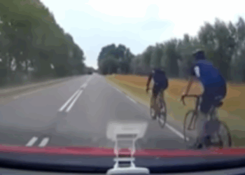 Wielrenners fietsen op de weg… en deze man weet daar wel raad mee