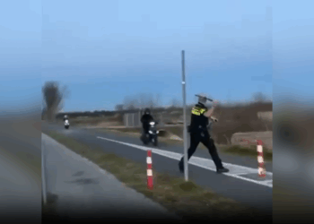 Pijnlijk! Zo haalt de politie scooterjongens onderuit op straat