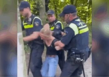 Beelden gaan viraal: klimaatactivist wordt stevig aangepakt door agenten