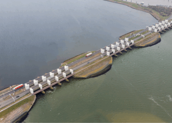 Boze burgers grijpen in tijdens blokkade afsluitdijk: Extinction Rebellion wordt bekogeld met stenen en eieren