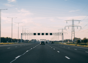 Deskundigen: “100 km/u rijden op de snelweg in plaats van 130 levert juist tijdswinst op”