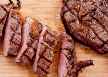 Dit zijn de nieuwe voedingsaanbevelingen: maar zoveel gram rood vlees per week en geen zout op tafel