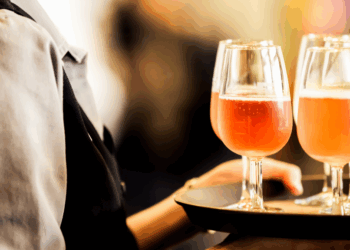 Drankje op terras en uit eten wéér fors duurder: “Dit bizarre bedrag betaal je zo voor een simpel broodje tussen de middag”