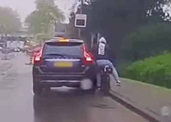 Deze gast daagt de verkeerde uit op z’n fatbike: Volvo-rijder leert hem een lesje