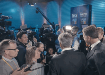 VIDEO: Mark Rutte tegen kinderen die zich zorgen maken over ellende in de wereld: ‘Je moet je bewapenen’