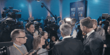 VIDEO: Mark Rutte tegen kinderen die zich zorgen maken over ellende in de wereld: ‘Je moet je bewapenen’