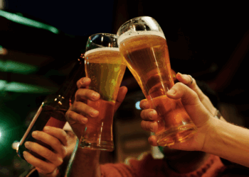 Kans op dementie verminderen? Neuroloog onthult vanaf welke leeftijd je moet stoppen met alcohol