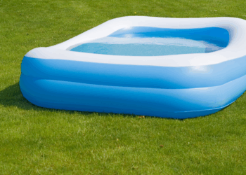 Mag je zomaar een zwembad opblazen en vullen met kraanwater bij mooi weer? Dit zegt de wet