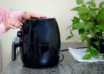 Met deze simpele truc heb je je airfryer binnen paar minuten blinkend schoon