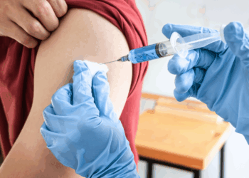 Nieuwe studie bewijst het nut van strenge maatregelen en corona-vaccinaties