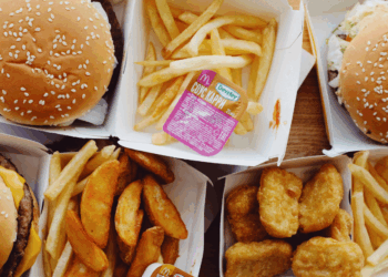 Nieuwe studie toont verband tussen ultrabewerkt voedsel en toename mentale klachten