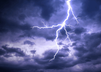 Waarschuwing: dit moet je juist wél en níet doen als je in de auto zit tijdens onweer