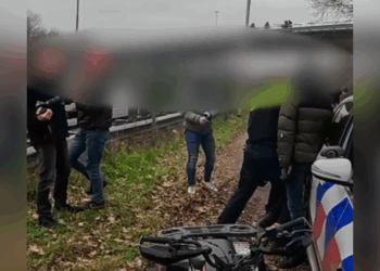 VIDEO: Scooterrijders vallen agent aan tijdens aanhouding van roekeloze bestuurder