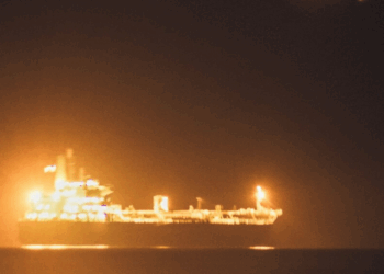 Schip met honderden elektrische auto’s in brand