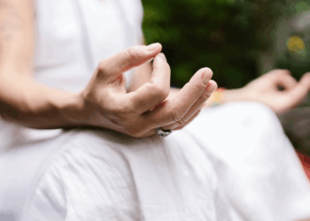 Strek je ringvinger met je duim en houd dit een paar seconden vast