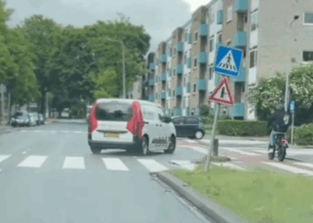 VIDEO: Opgevoerde fatbike scheurt langs auto – wie had hier beter moeten opletten?