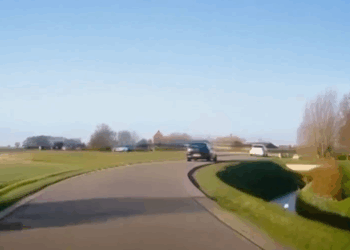 VIDEO: Van te hard op de dijk rijden naar zo in het water glijden – eigen schuld of niet?