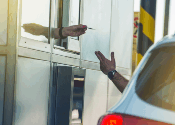 Vakantiegangers gewaarschuwd: deze nieuwe oplichtingstruc bij de tolpoort kost je veel geld