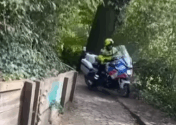 Flinke ophef: Agent valt met motor van heuvel en mensen lachen hem keihard uit