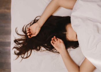 Waarom je nóóit met nat haar naar bed moet gaan – veel mensen weten dit niet