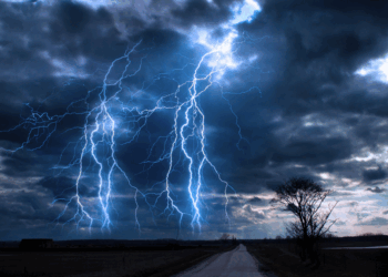 Zware buien en onweer zorgen vanavond voor extreem weer in Nederland: “Vooral deze regio’s worden hard getroffen”