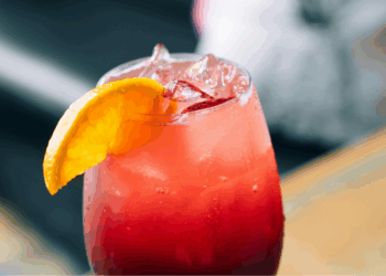 Dit heerlijke Spaanse zomerdrankje is nu razend populair Nederland – en je maakt het met maar 2 ingrediënten!