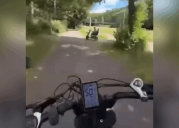 Jongen op fatbike rijdt 50 km/u en ziet scootmobiel over het hoofd…