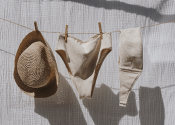 In deze populaire Franse badplaats krijg je een boete als je rondloopt in zwemkledij: “Respect gaat hier niet op vakantie”