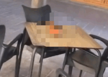 Lunchzaakje in Spanje zet een wel héél opvallend voorwerp neer om moslims weg te houden